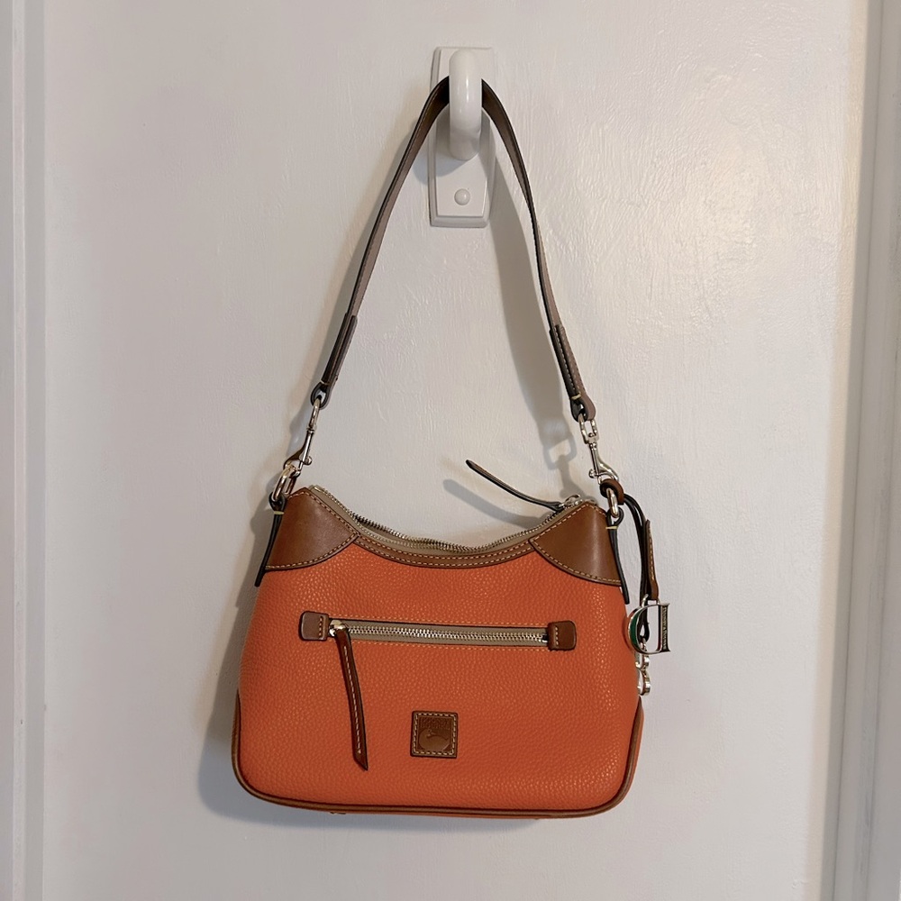 NWT Dooney & Bourke Pebble Grain
Small Hobo Orange & Brown V0962391